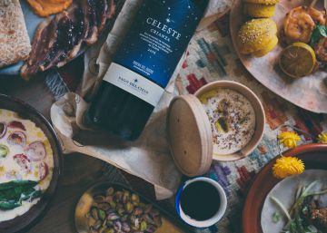 Tráeme el menú (a casa) que voy abriendo el vino