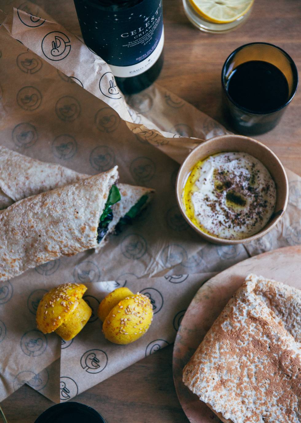 Celeste va tan bien con estas wraps de pollo a la libanesa como con un lechazo de la Ribera del Duero.