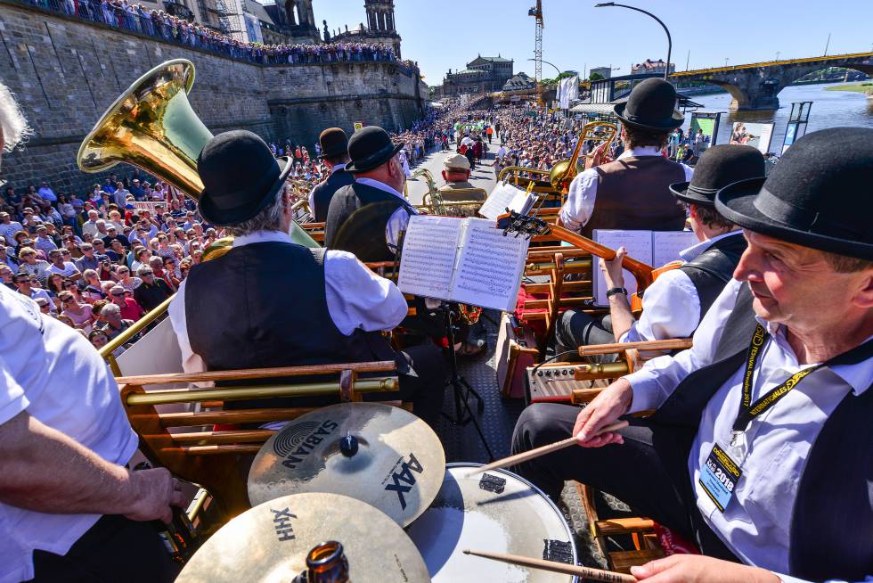 Los “Saspower Dixieland Stompers” durante el desfile de una edición pasada de Dixieland en el casco antiguo de Dresde.