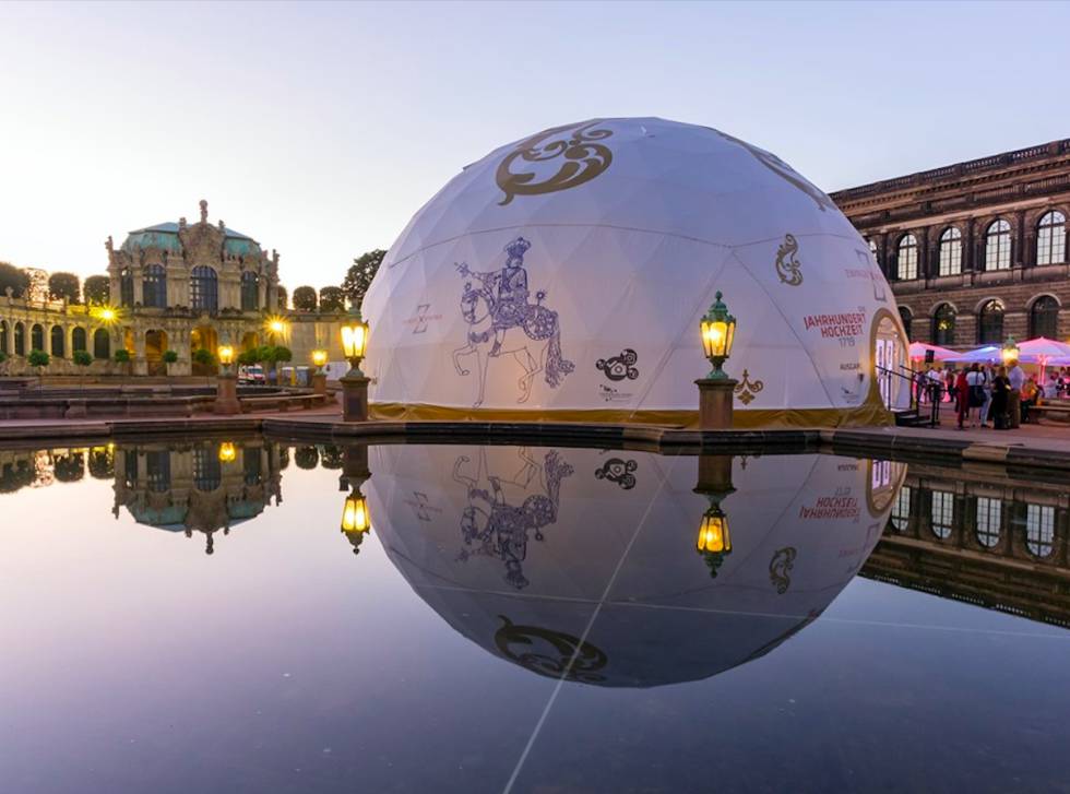 El domo geodésico instalado en los jardines del palacio Zwinger.