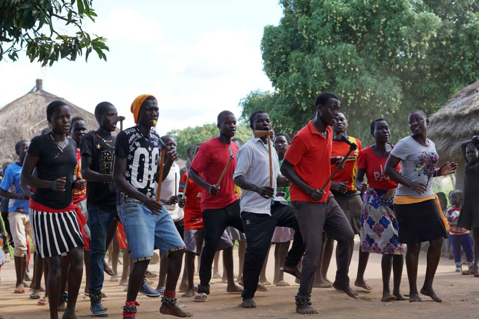 Hombres y mujeres de la comunidad de Lukodi bailando danzas tradicionales del pueblo acholi.