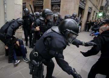 Cargas contra vecinos que querían parar un desahucio en Barcelona