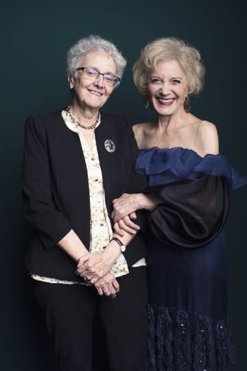 La directora de EL PAÍS Soledad Gallego-Díaz y la actriz Marisa Paredes, Premio Icono.