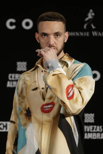 El cantante C. Tangana, Premio ICON de Música, vestido de Loewe.