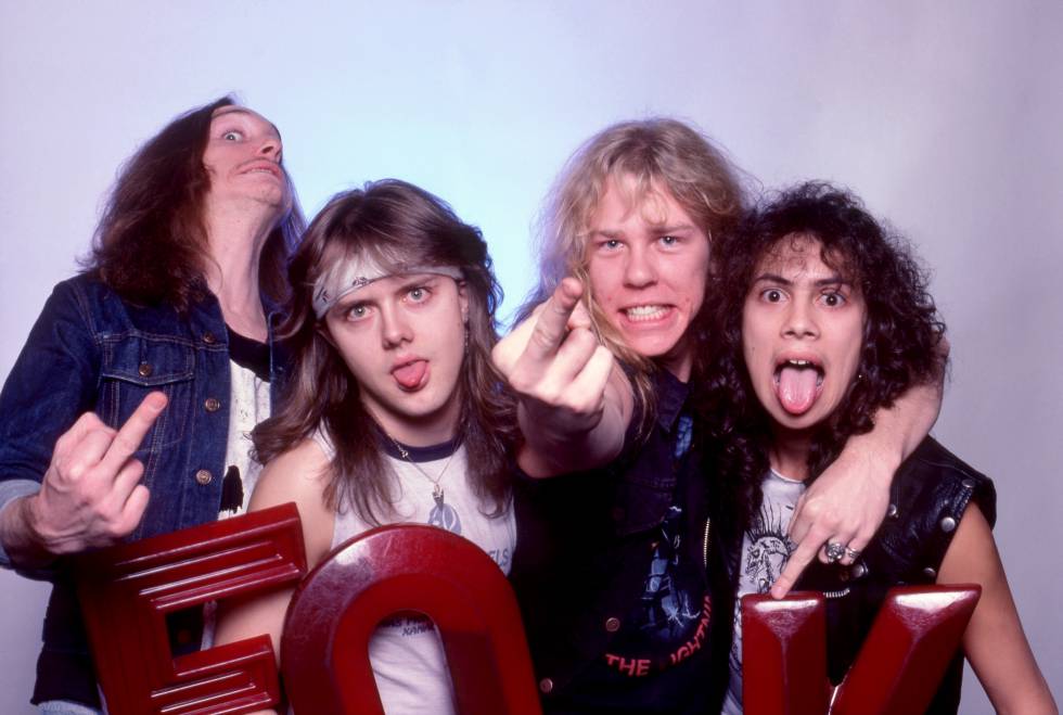 De izquierda a derecha, el bajista Cliff Burton, el bateria Lars Ulrich, el cantante y guitarrista James Hetfield y el guitarrista Kirk Hammett. Metallica posando en un estudio de Michigan en 1985.