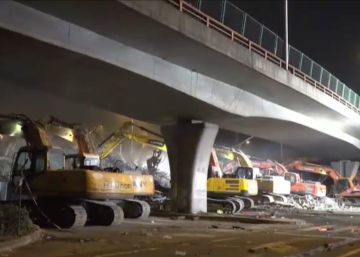 El momento en el que el puente de una autopista se derrumba sobre varios coches