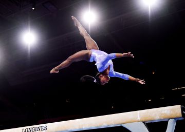 Simone Biles, oro en barra y suelo en los Mundiales de gimnasia