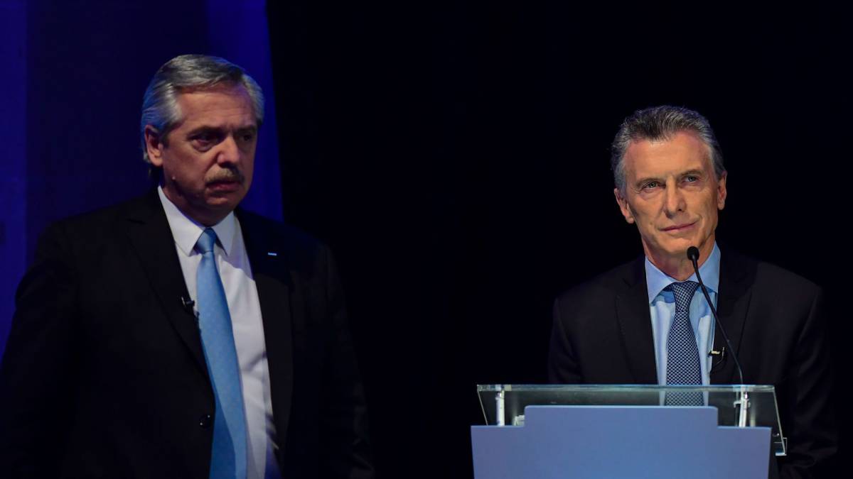 Macri (derecha) y Fernández, durante el debate
