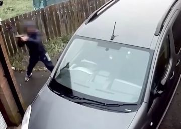 Un ladrón intenta romper el cristal de un coche con un ladrillo y este le rebota en la cara