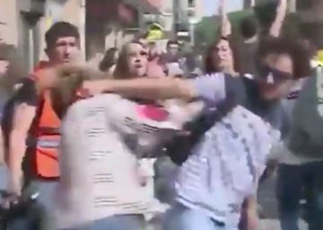 Una mujer con una bandera de España recibe una agresión en Tarragona