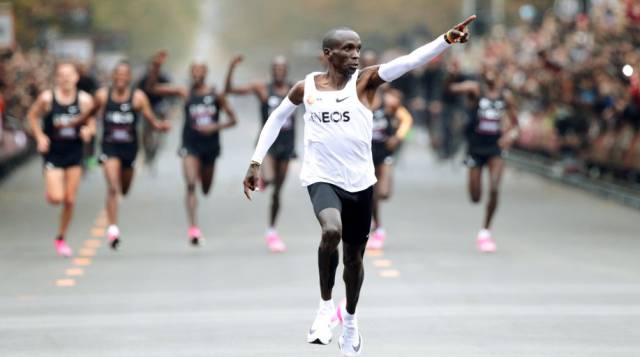 Eliud Kipchoge, tras cruzar la meta en Viena.