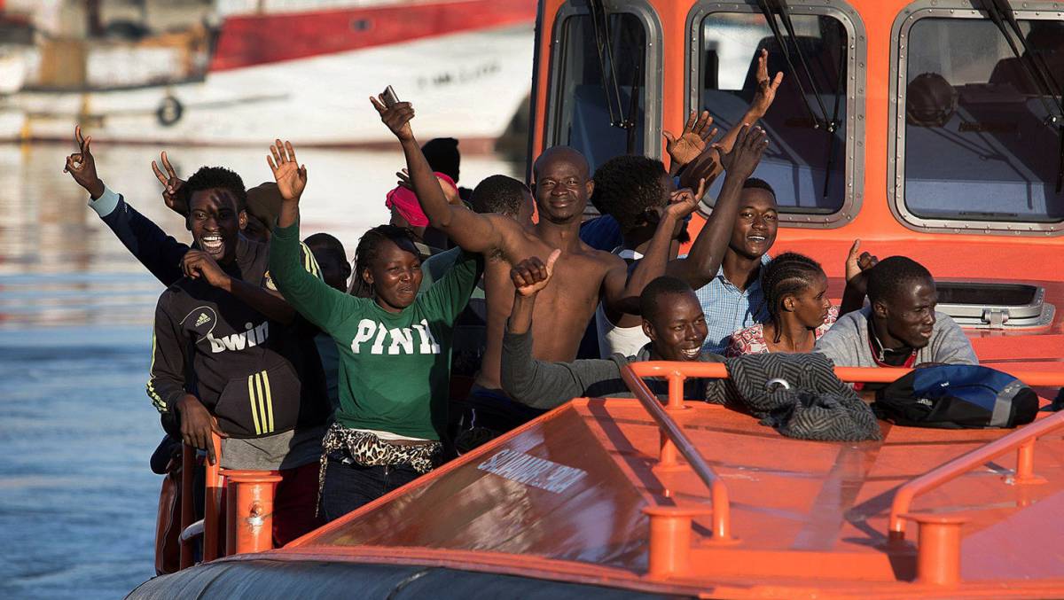 Un grupo de migrantes, en el puerto de Motril.