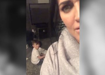 Una madre pilla a su hijo de nueve años haciendo los deberes de matemáticas con Alexa