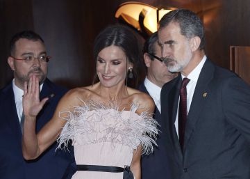 Las imágenes de los Reyes y sus hijas en su primer día en los premios Princesa de Asturias