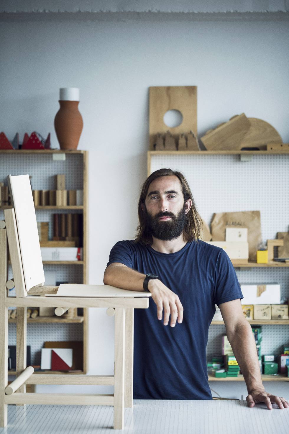Casi todos los encargos que recibe Marc Morro son de mesas. “Es el elemento que más personalizado queremos, por la forma y el tamaño del espacio del que disponemos en casa”.