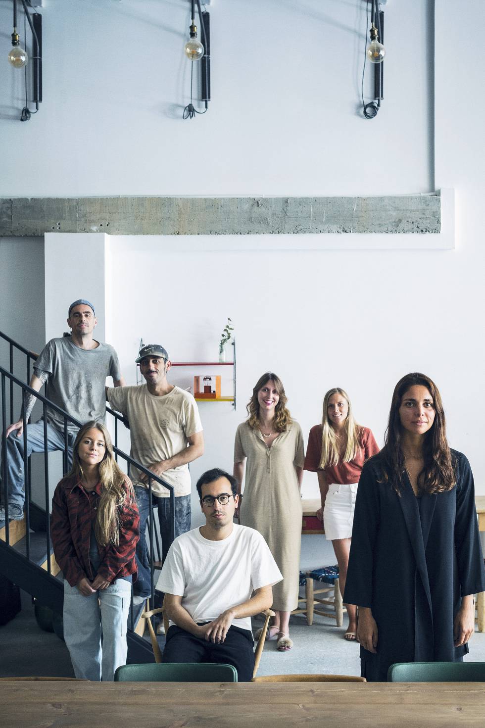 Claudia Rodríguez (con blusón azul), junto al equipo de Pepita de Oliva. Fabrican todos sus muebles con roble y castaño gallegos.