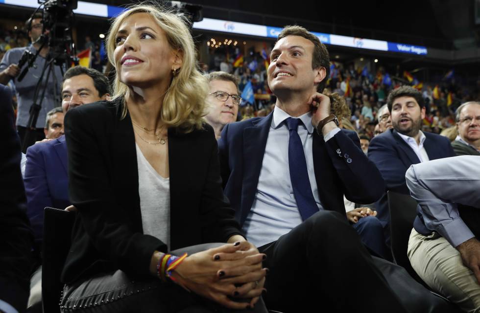 Pablo Casado e Isabel Torres en el mitín de fin de campaña del PP en Madrid celebrado el 26 de abril.