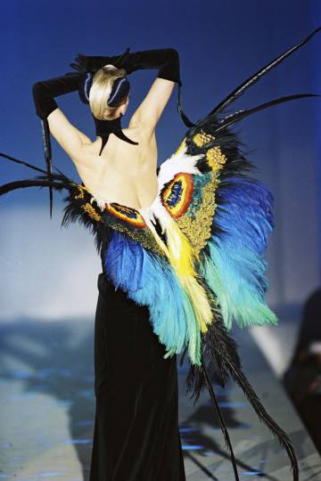 Una imagen de la colección 'Les Insectes' de Thierry Mugler, alta costura primaveraverano 1997.