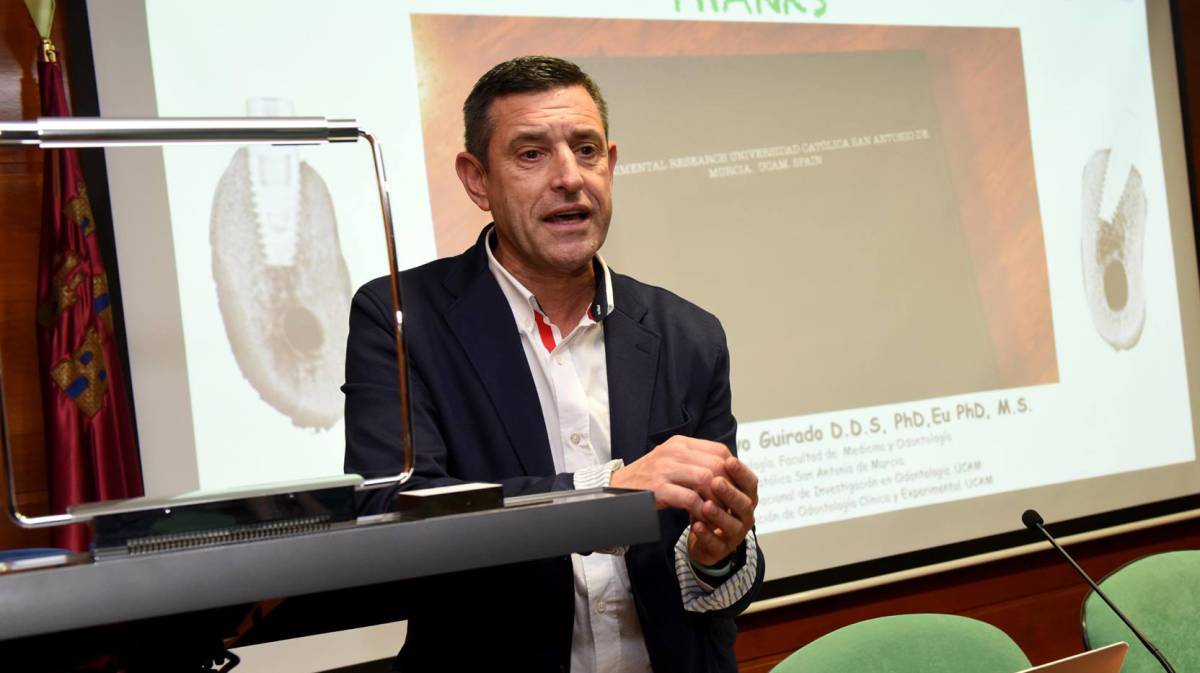 Calvo-Guirado, en una charla de la UCAM.