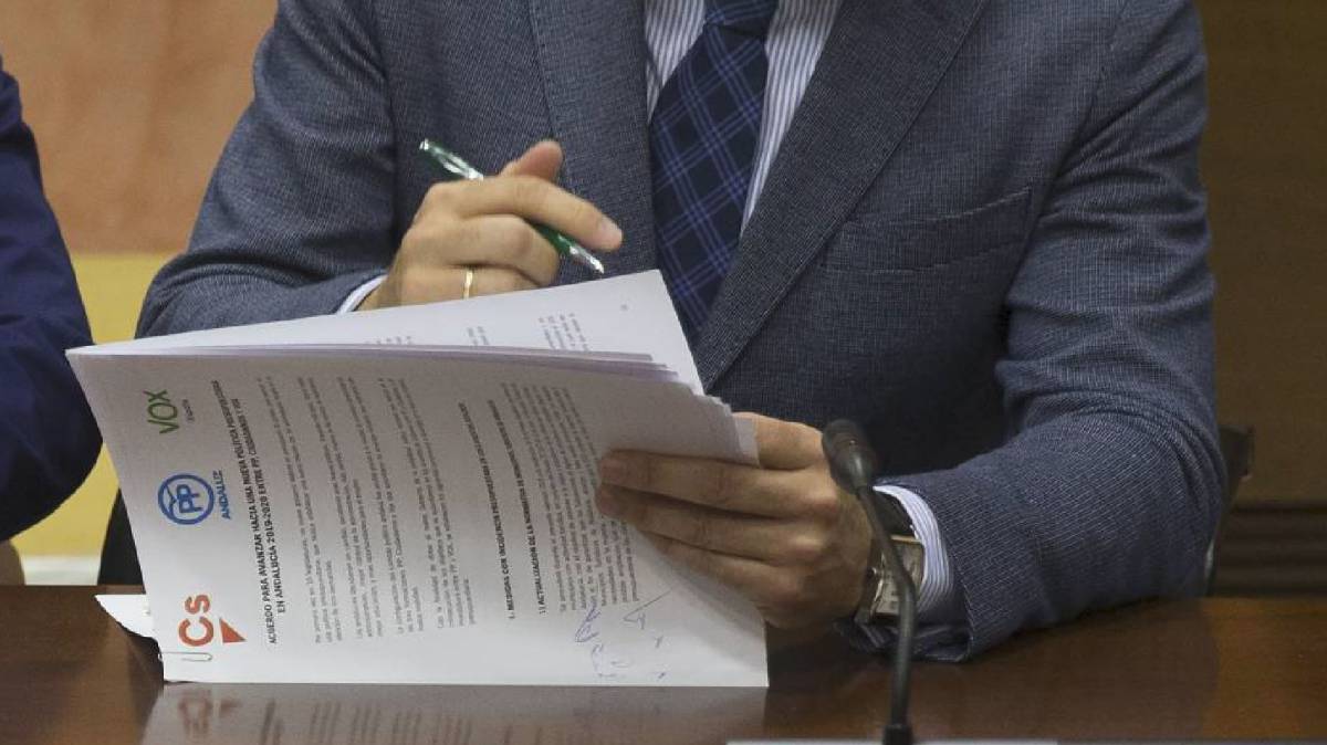 Firma del acuerdo presupuestario, en junio.