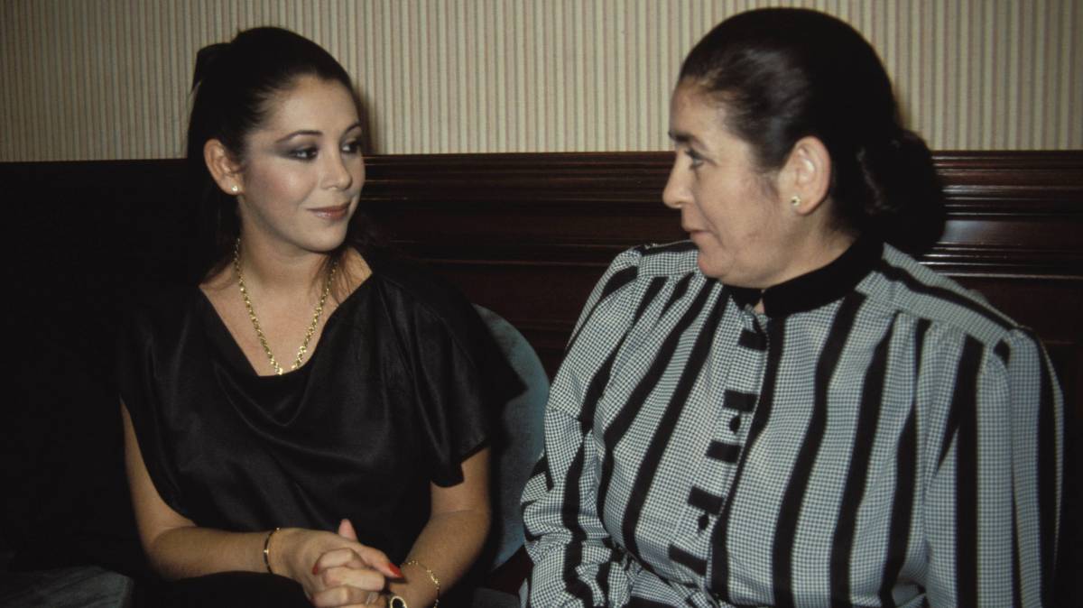 La cantante Isabel Pantoja con su madre en 1980.