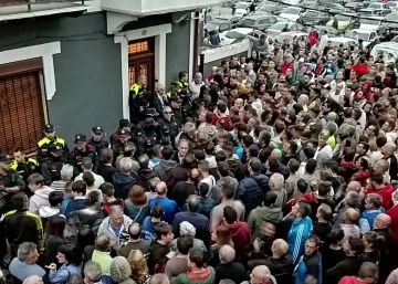 Angry crowd forces squatters out of elderly lady’s home in Basque Country
