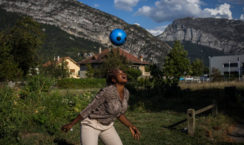 Son más atacadas, pero progresan más que los hombres: este es el perfil de la africana en Europa