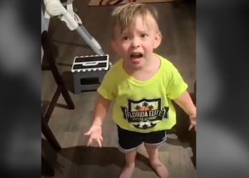 El enfado de un niño porque su madre no le da un beso antes de irse a trabajar