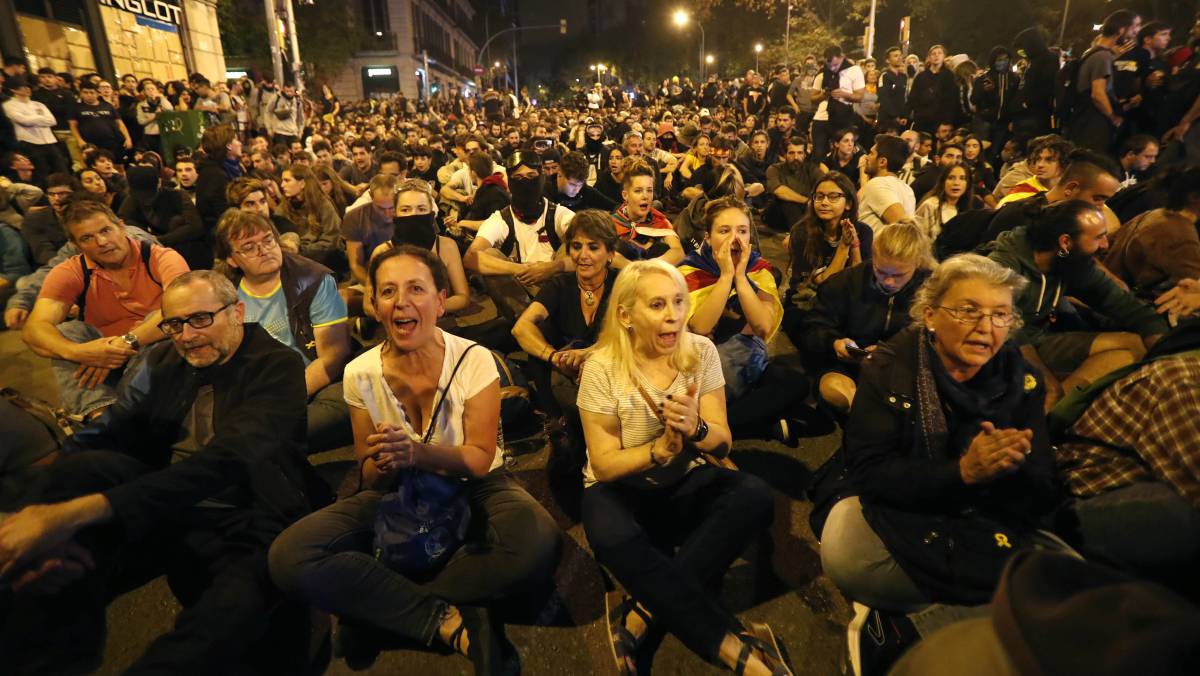 Una sentada entre manifestantes y policías, este sábado.