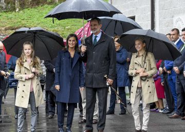 Sidra y queso de cabrales en la visita de los Reyes y sus hijas al pueblo ejemplar