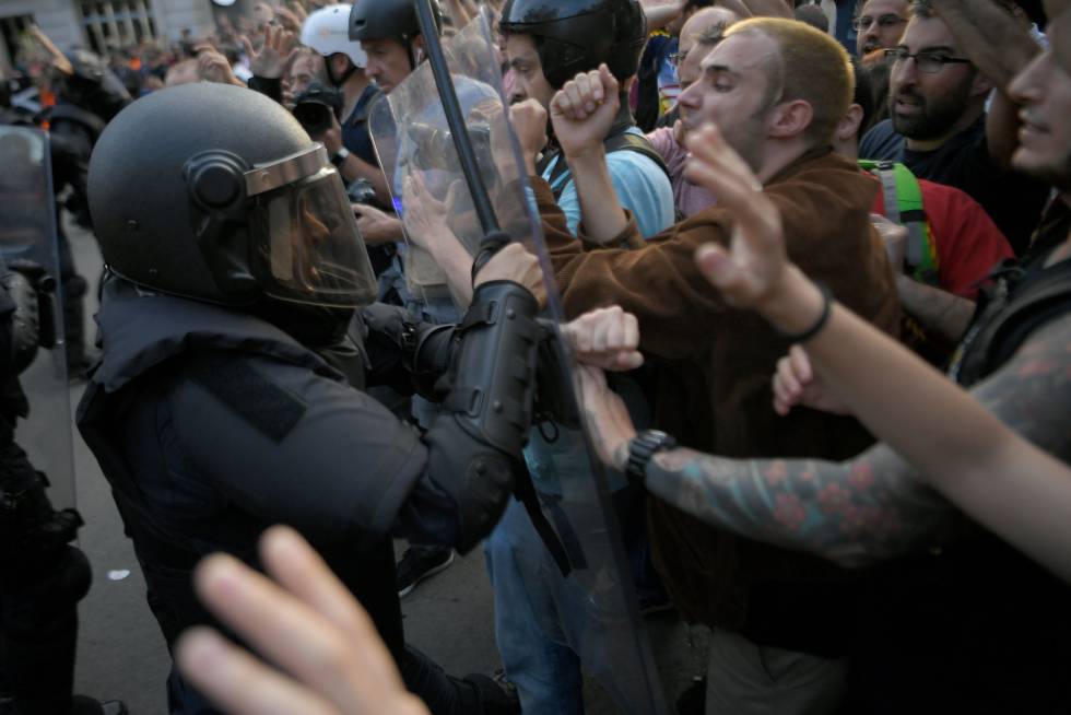 Enfrentamientos entre policías y manifestantes en Barcelona.