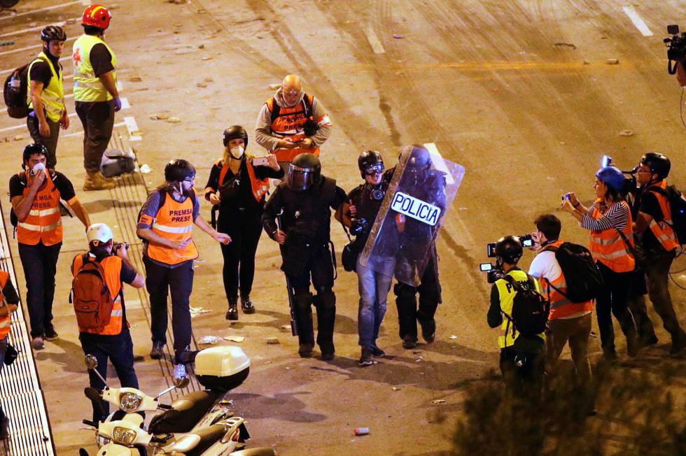 EL PAÍS photographer Albert Garcia is arrested during Friday night’s disturbances in Barcelona.