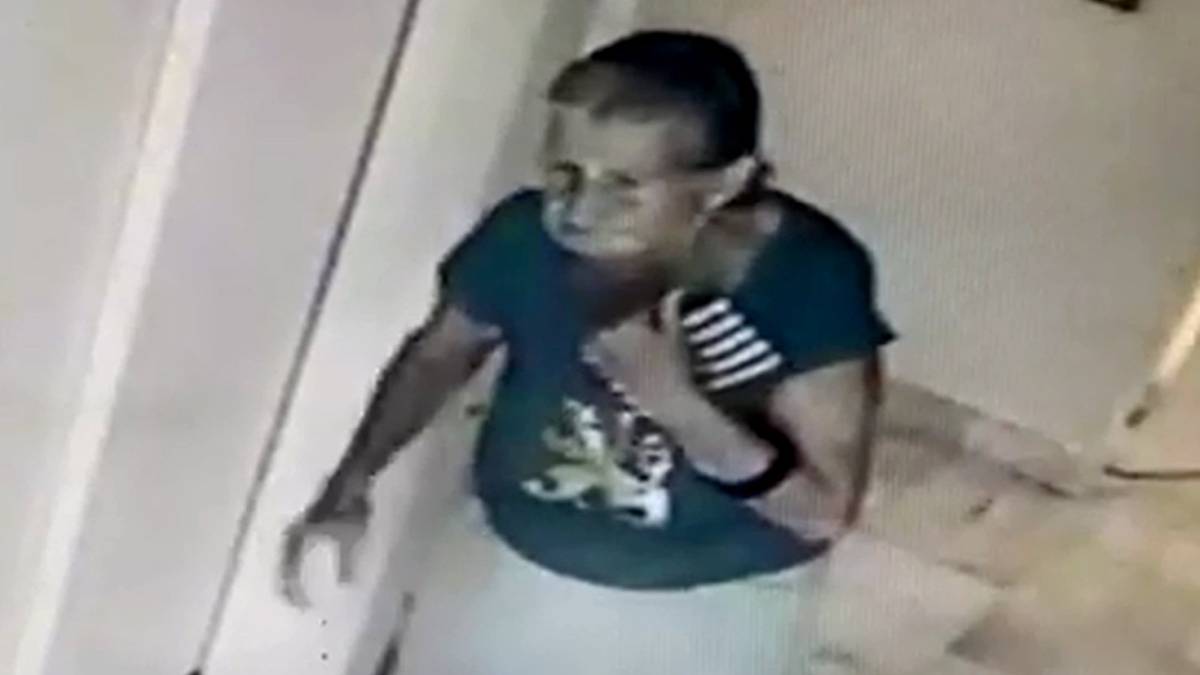 La mujer, en uno de los apartamentos robados.
