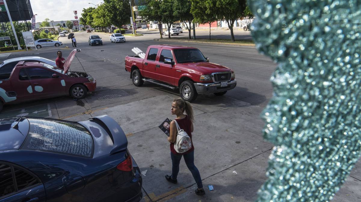 Vidrio quebrado por las balas en Culiacán.