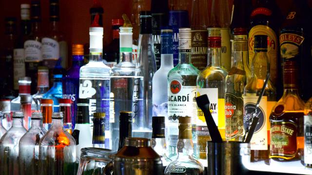 Varias botellas de alcohol.