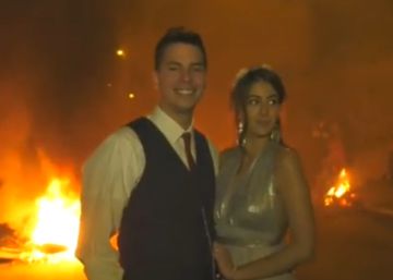 Una pareja de recién casados celebra su enlace con los CDR