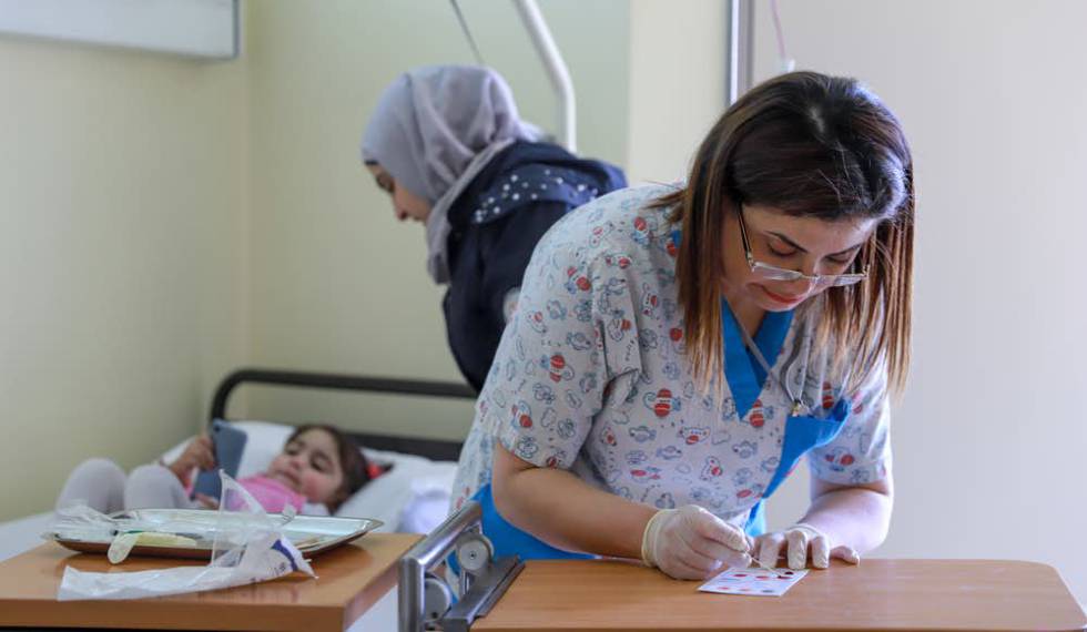 Una enfermera realiza un análisis de sangre a Fathme, una niña de dos años con talasemia en el hospital de Zahle de Líbano en mayo de 2019.