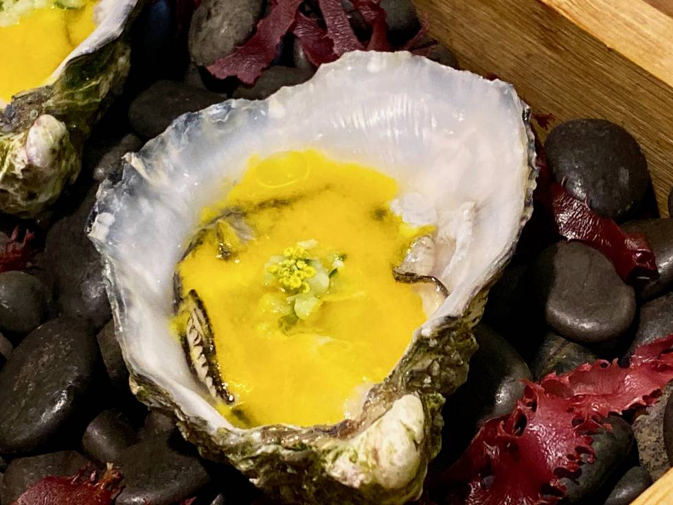Ostras amelie con emulsión de maracuyá y mango.