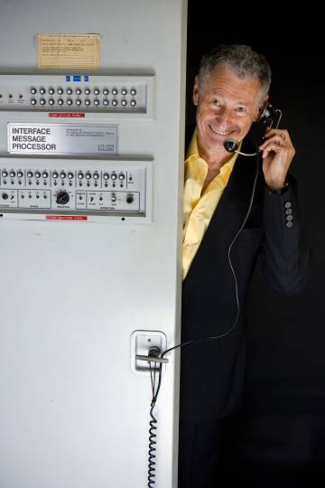 El científico Leonard Kleinrock, con la máquina con la que envió el primer mensaje en Internet.