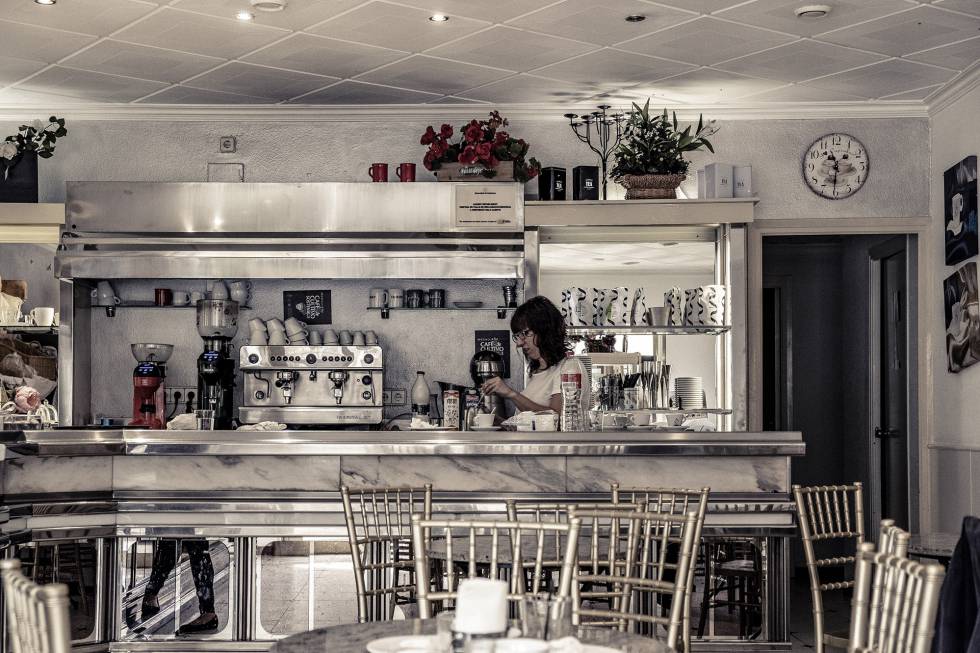 “Se tomó un café en la pastelería Pujol y volvió poco después de las diez. Esta vez la encontró ya abierta, aunque vacía