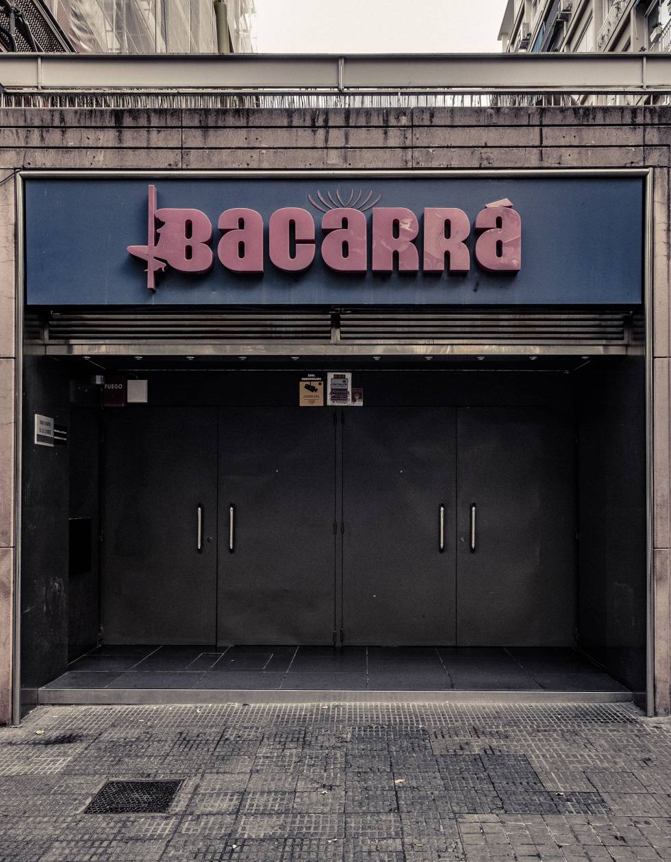 “Estaban sentados en la barra del Bacarrá, un local de 'striptease' que el viejo guardia civil solía frecuentar, cerca del Turó Parc”.