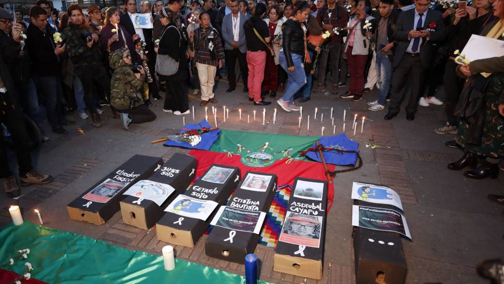 Centenares de personas protestan contra la masacre de indígenas del pueblo nasa este miércoles en la plaza de Bolívar en Bogotá (Colombia). La masacre de cinco miembros de la comunidad nasa en el departamento colombiano del Cauca (suroeste) ha provado la indignación en todo el país. Los indígenas denuncin ser víctimas de un genocidio ante la mirada impavida del Estado.