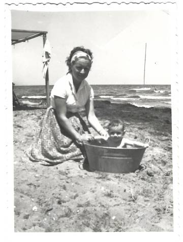 El autor, en el primer veraneo de su vida en la playa de Los Urrutias, a orillas del mar Menor. Cuando aún cada familia ponía su toldo en la arena y las algas que traía el levante no se limpiaban cada día para que pareciera una playa perfecta de postal.