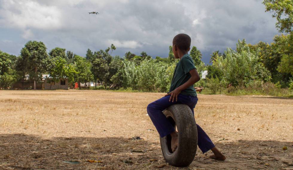 Asfixiar al mosquito: el uso pionero de drones contra la malaria en Zanzíbar
