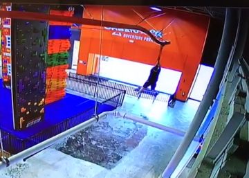 Una madre denuncia a un parque de atracciones por el accidente de su hijo en una tirolina