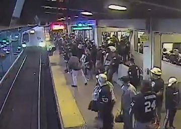 Un supervisor del metro rescata a un hombre a punto ser atropellado por un tren