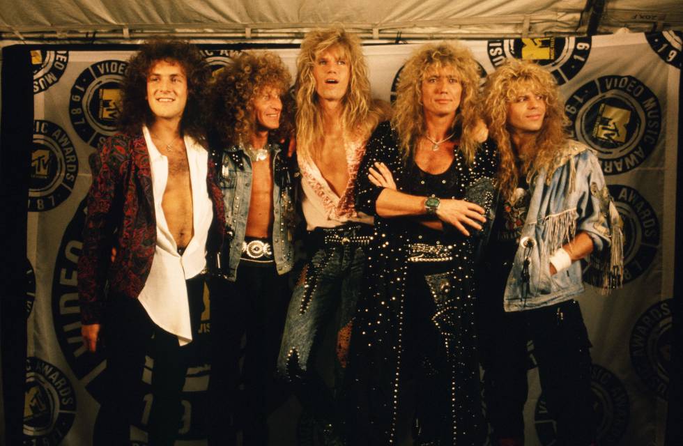 Whitesnake posan en la alfombra roja de los MTV Music Awards celebrados en California en 1987. David Coverdale es el segundo por la derecha.