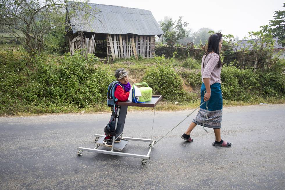 La madre de Kum le lleva al colegio en un carrito.