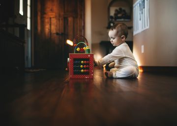 Por qué los bebés tienen que pasar tiempo en el suelo