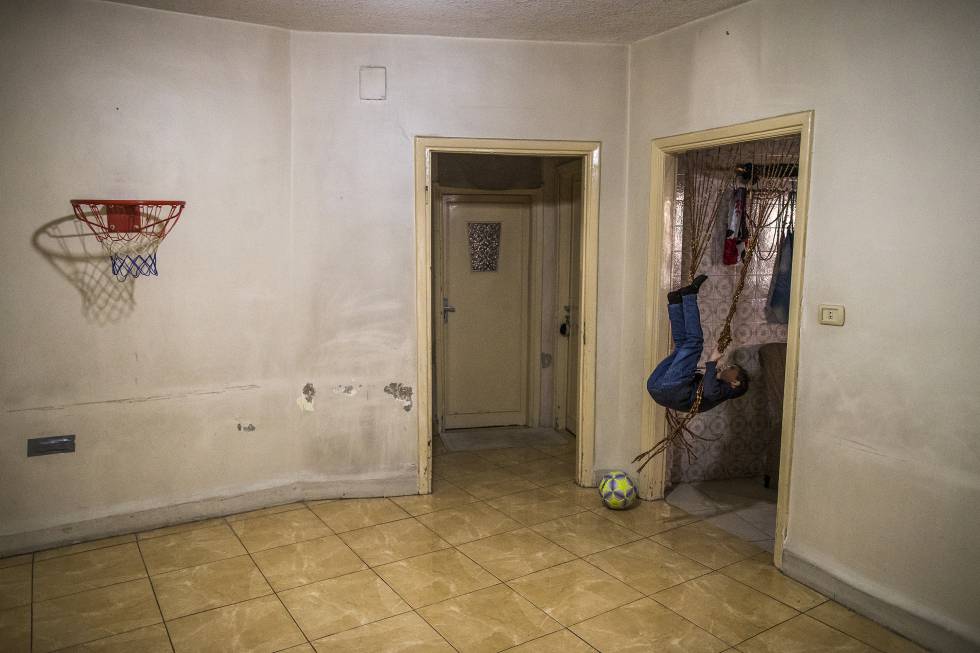Zakaria se balancea en el recibidor de la casa familiar.